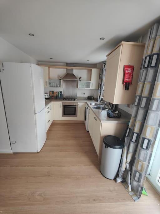 Shoreline Seaside Holiday Home Aberavon Beach Port Talbot Bagian luar foto
